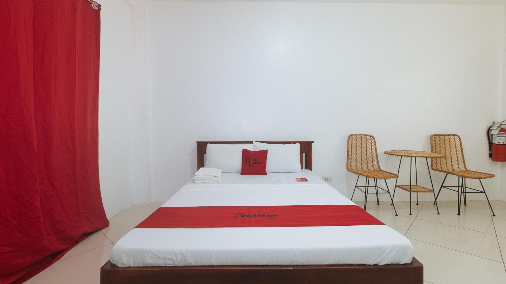 Reddoorz At Fat J Apartelle Mactan Cebu Екстер'єр фото