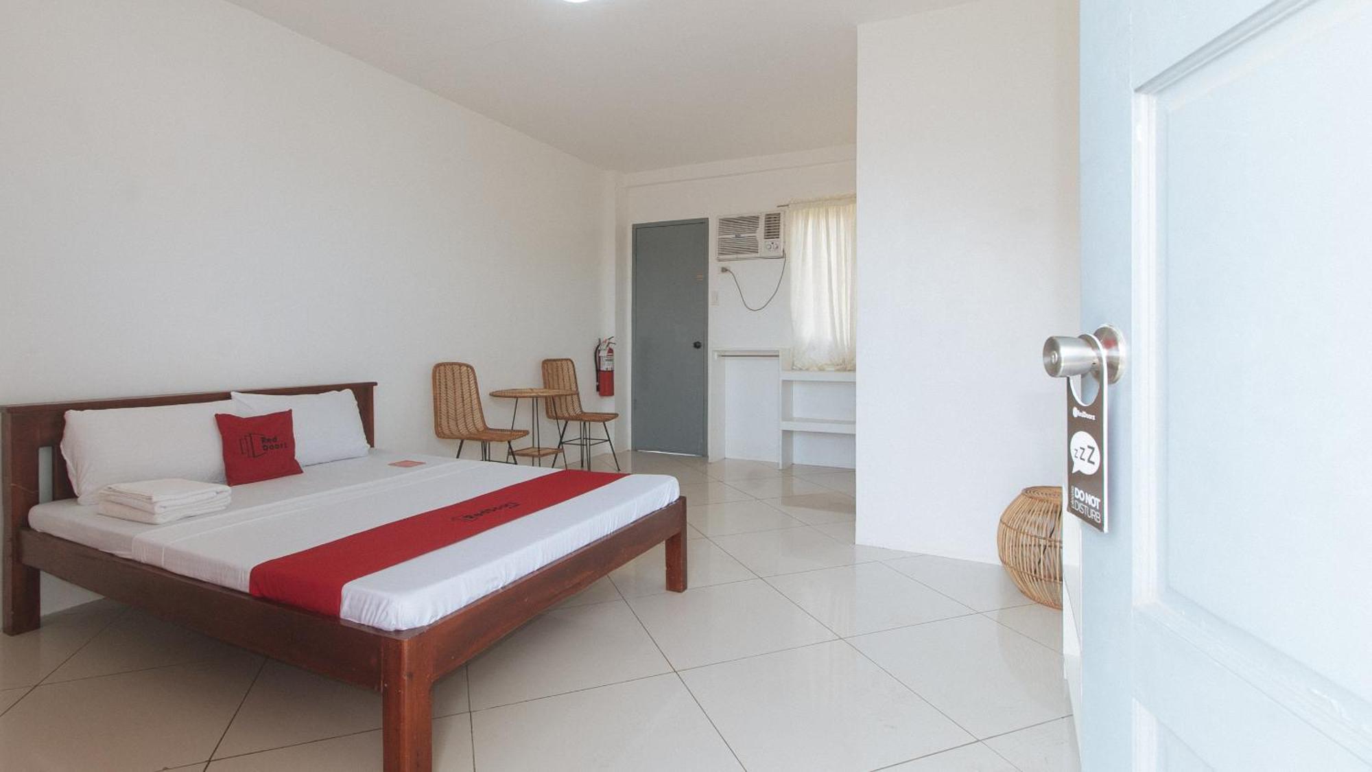 Reddoorz At Fat J Apartelle Mactan Cebu Екстер'єр фото